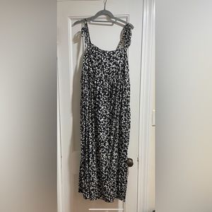 Old Navy tie strap dress.  Size XL.  Black and white, with pockets!!  Worn once.